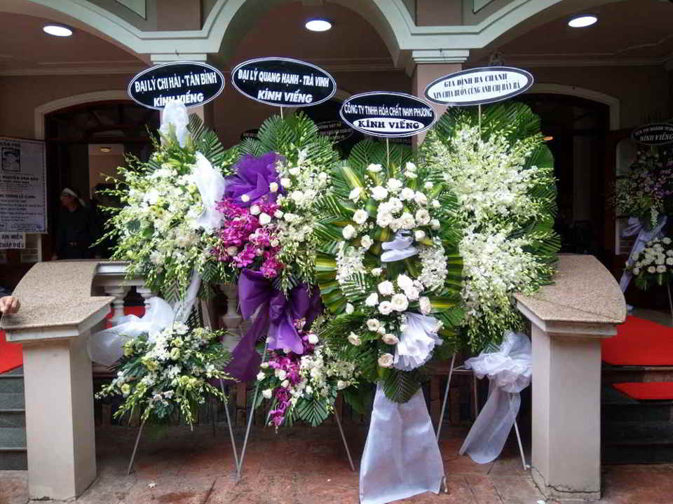 Đặt hoa chia buồn đám tang tại cửa hàng hoa tươi Dĩ An Bình Dương